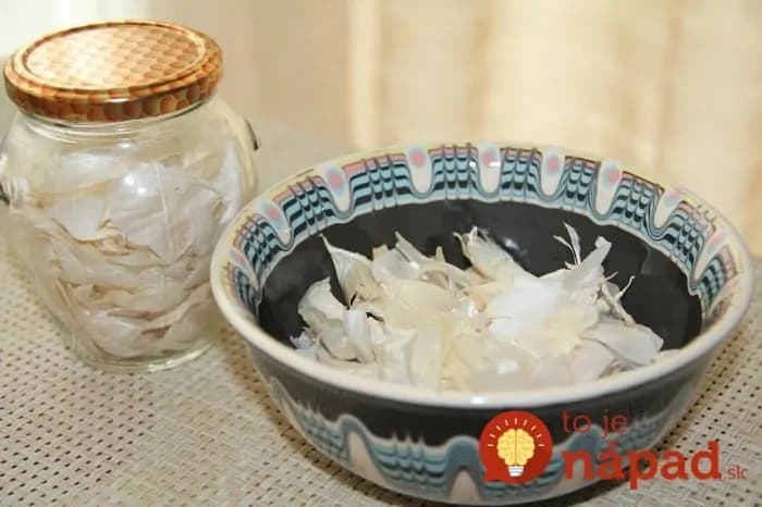 Cesnakovú šupku nevyhadzujte: Stačí ju pomlieť, zmiešať s vodou a dokáže zázraky!
