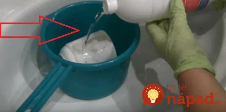 Vzala obyčajnú bielu šálku a nechala ju 5 minút zaliatu touto tekutinou: Naučte sa jej nápad a máte vyriešené  tohtoročné darčeky aj milé pozornosti pre vašich drahých!