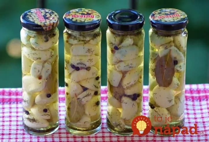 Cesnaková bomba pre zdravie: Marinované strúčiky s bobkový listom – dávka zdravia na celé mesiace!