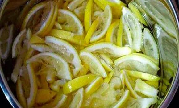 Po 50-tke je vynikajúci pre postavu, pomôže s bolesťou kĺbov, opuchmi a únavou: Vymeňte vodu s citrónom za tento recept!