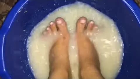 Nikdy by sme neverili, že to dokáže obyčajný kúpeľ nôh: Zbohom kurie oko, bolesť aj tvrdá koža na pätách – pár minút a ste ako znovuzrodení!