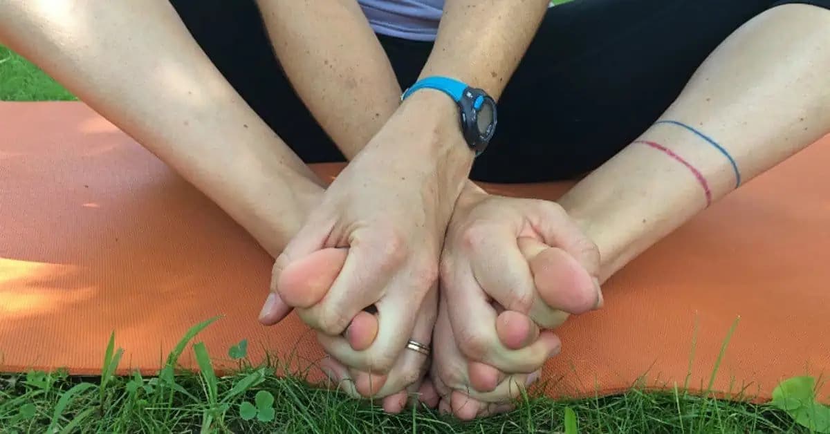 Keď zistíte dôvod, prečo je dobré si prekrížiť prsty na rukách a nohách, budete to robiť aj vy: Táto technika vás zbaví opuchov nôh, aj kŕčových žíl!