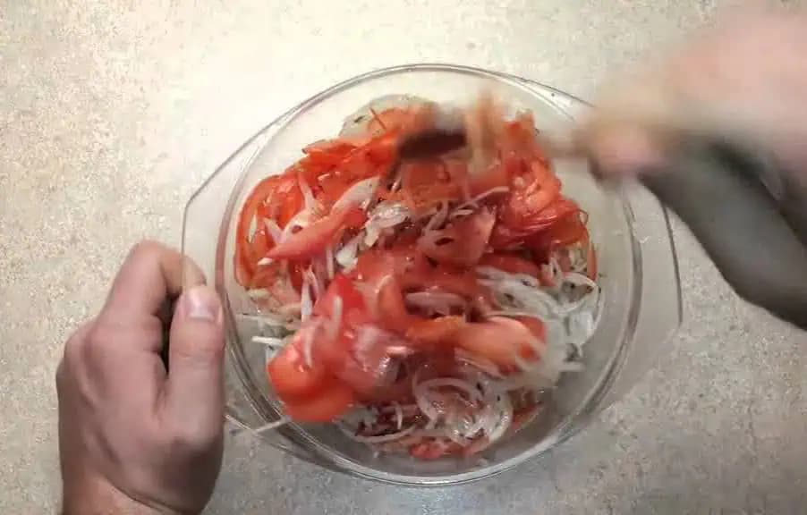 Tento šalátik by nemal chýbať na žiadnom stole: Len 2 suroviny a perfektná chuť!