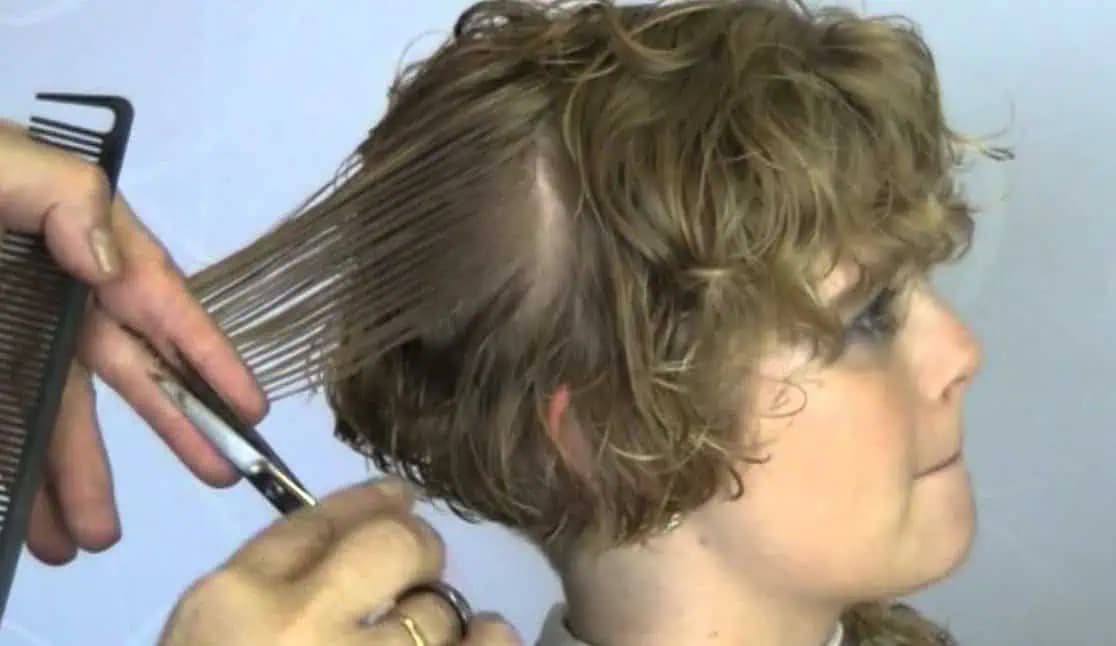 Žena požiadala kaderníčku o špeciálny účes, ktorý by jej opticky zúžil tvár: Takto úžasne dopadla jej premena!