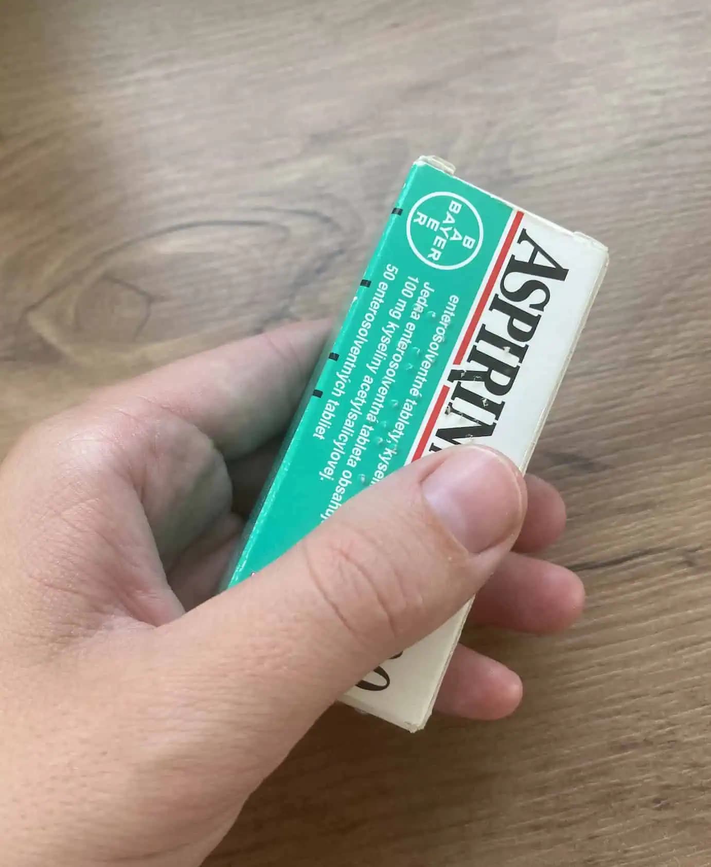 Aspirín vás okamžite zbaví mozoľov a popraskanej kože na pätách: Ak ho takto použijete, odstraňuje aj akné