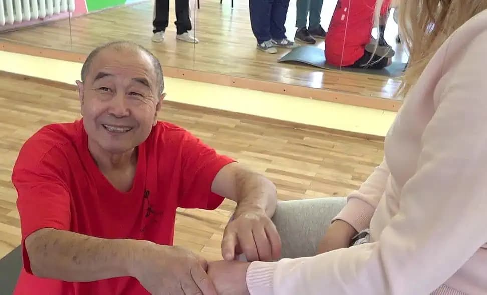 Starý ČÍNSKY trik, ako sa zbaviť bolesti hlavy a krku za minútu: Stačí len nájsť TENTO bod na ruke – kto neskúsi, neuverí!