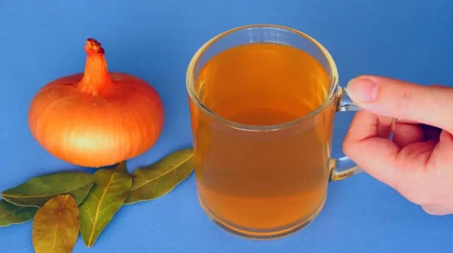 Bič na kašeľ s rýchlym nástupom účinku: Tento cibuľový čaj s bobkovým listom je lepší, ako ostatné recepty!