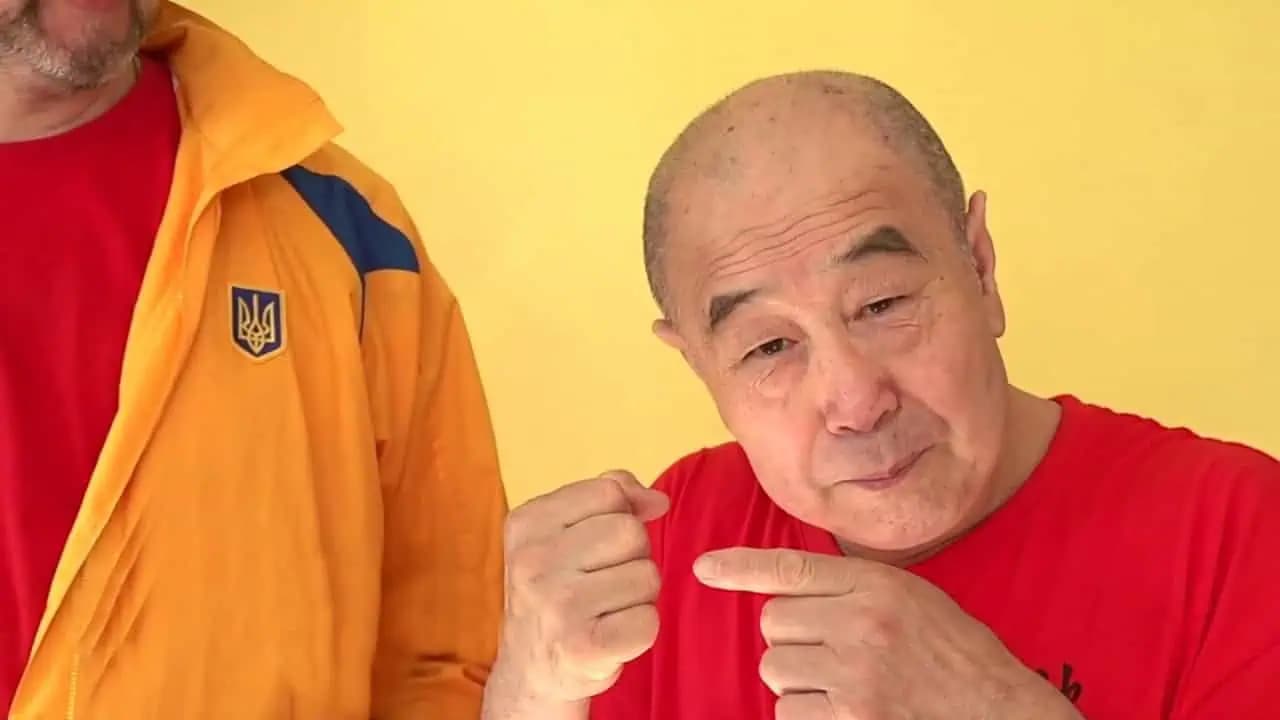 Naučte sa starý ČÍNSKY trik, ako sa zbaviť bolesti krížov a kĺbov za pár minút: Stačí len zopakovať tento pohyb – kto neskúsi, neuverí!