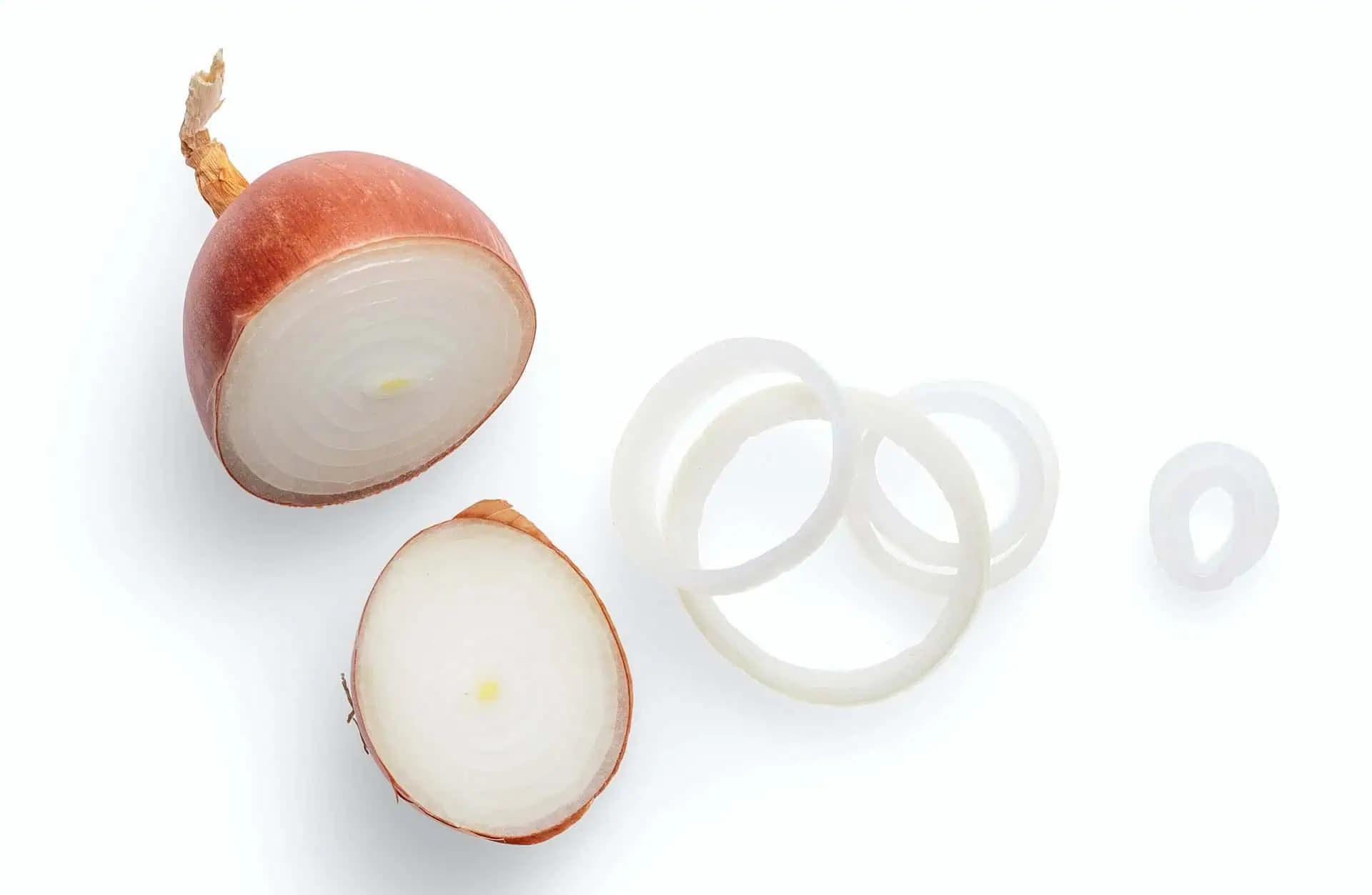 Pár rád a trikov, ako použiť cibuľovú šťavu proti rôznym neduhom: Ako sa zbaviť napríklad kašľa a akné, či zvýšiť libido!