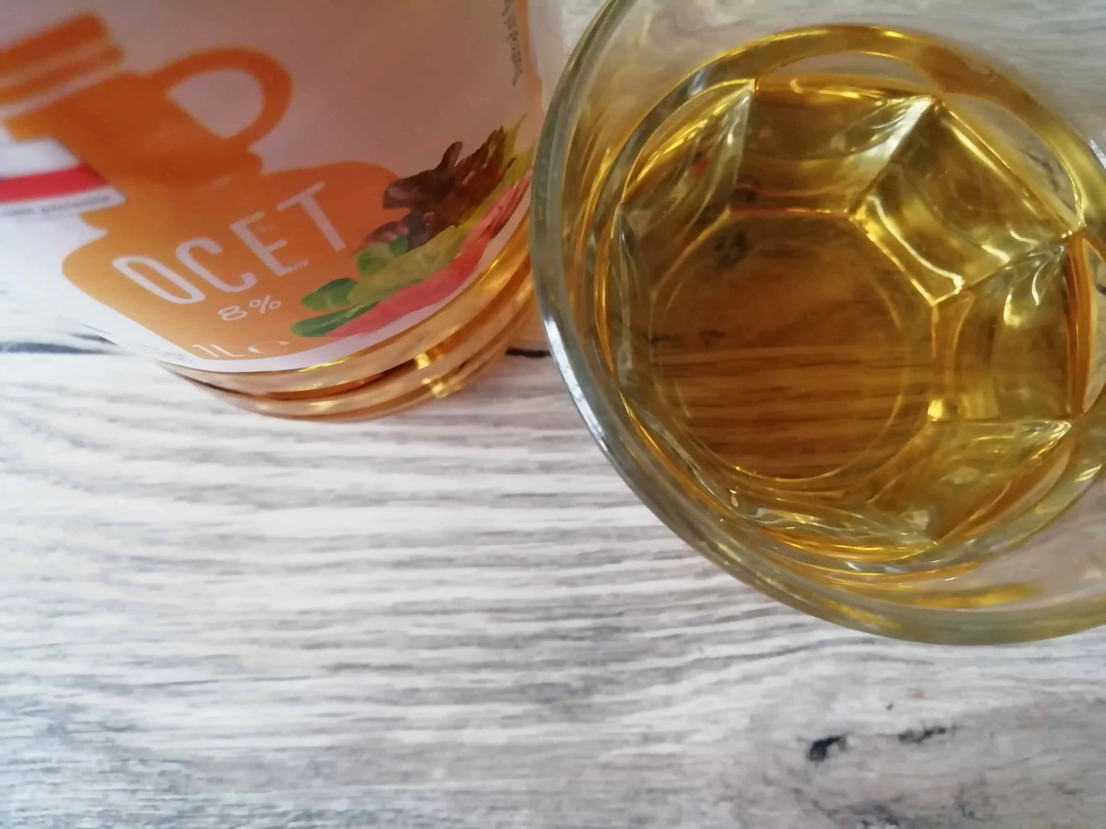 Pridajte do lavóra s vodou pohár octu a namočte si doňho nohy: Účinky vás milo prekvapia!