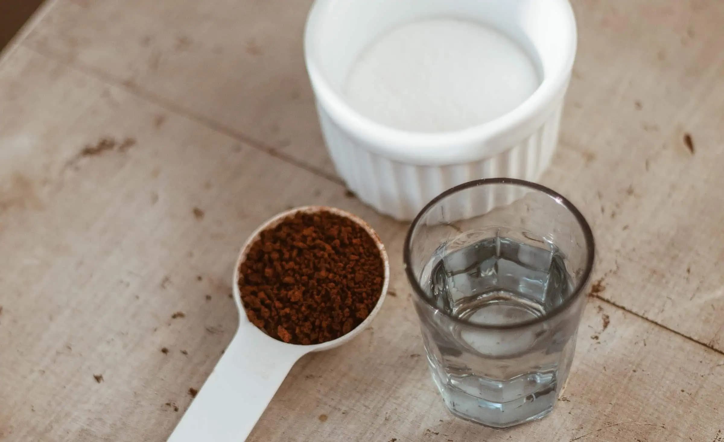 Zabudnite na drahé farby na vlasy a vyskúšajte túto prírodnú metódu: Šedivé vlasy znovu stmavnú a budú dokonale prekryté!