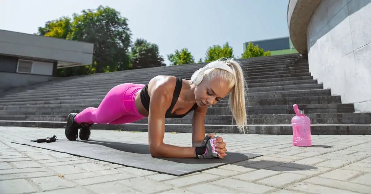 10 dňová „plank“ výzva: Spevnite si bruško, vytvarujte nohy a zlepšite držanie tela!