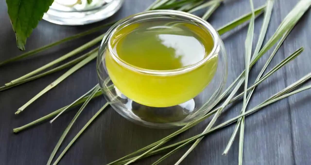 Táto bylinka dokáže zázraky s vašou pokožkou: Vyrobte si doma pleťový olej z medovky!