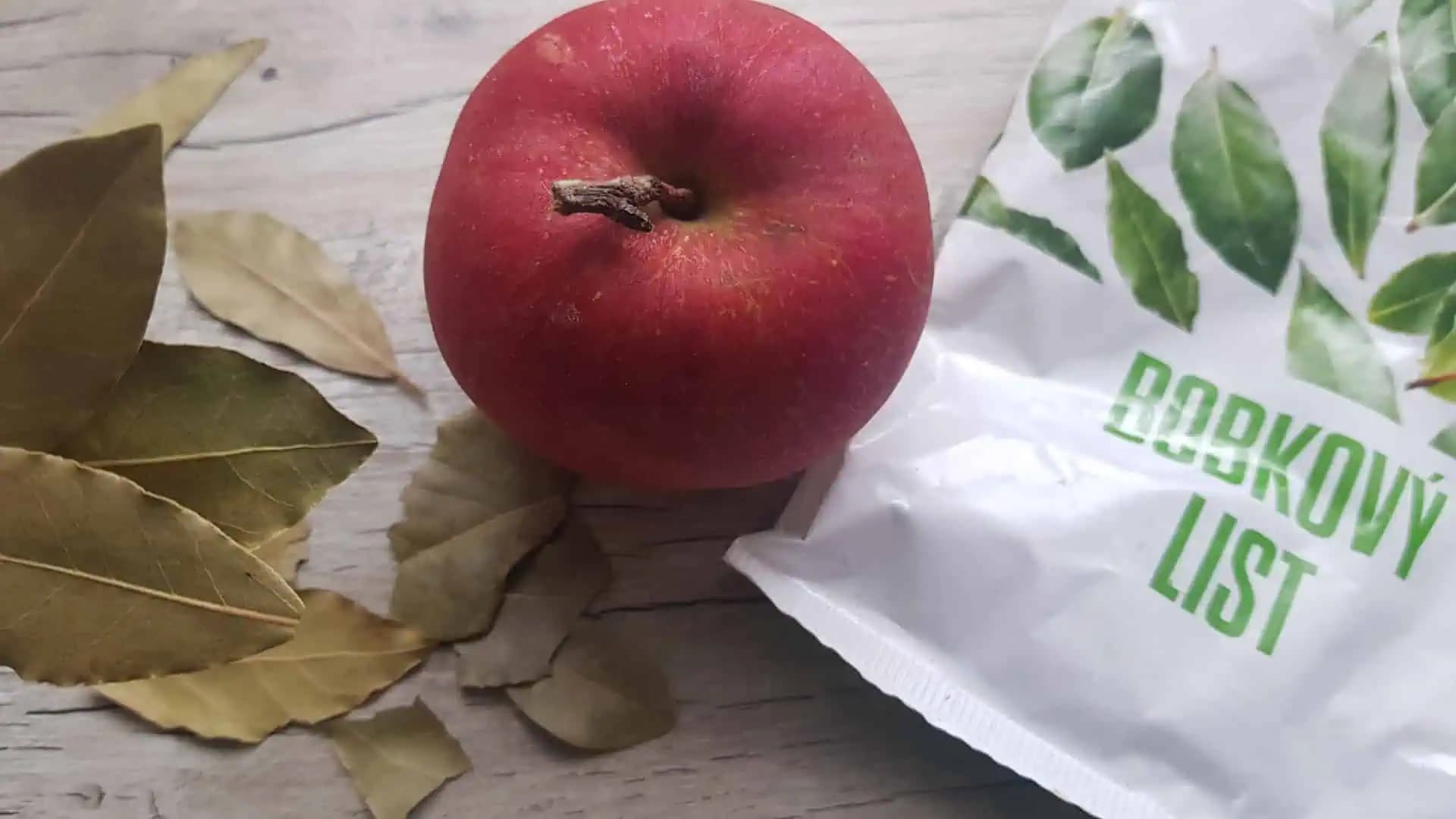 Tento domáci odvar je spásou pre kĺby: Jablká zalejte vriacou vodou a pridajte tieto dve obľúbené koreniny!