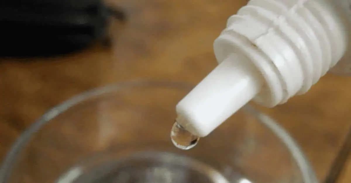 1 KVAPKA stačí na bielenie zubov, zbavenie sa zubného kameňa a dokonca aj bolesti hrdla: V lekárni to majú za drobné!