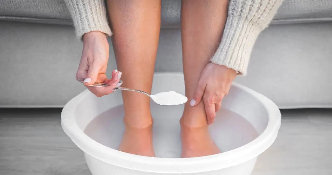 Nasypte do vody a namočte si nohy: Pleseň a bolesť zmiznú a kurie oká zmäknú!