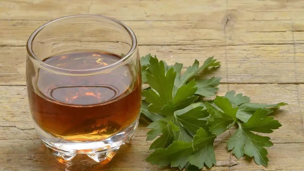 Pite petržlenový čaj, ak chcete schudnúť: Stačí mesiac a v zrkadle sa nespoznáte!