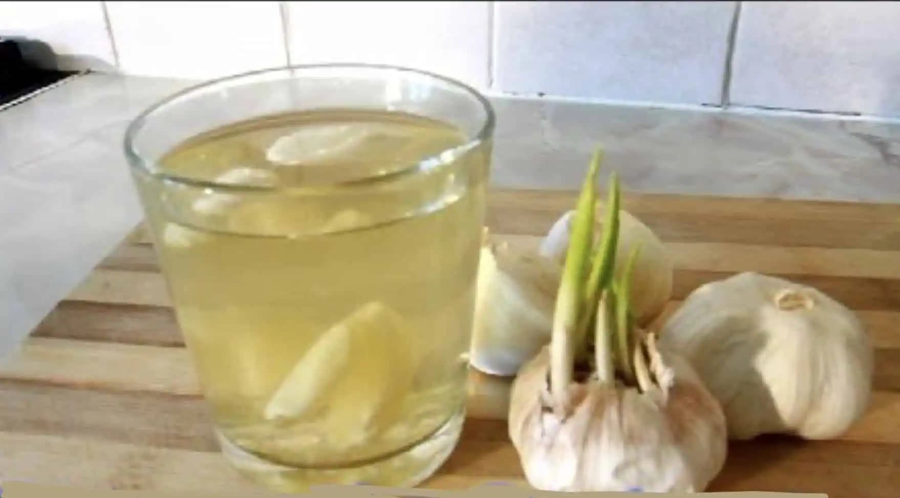 Cesnaková VODA je najjednoduchší spôsob, ako schudnúť z pásu: Stratíte niekoľko centimetrov tuku a ani neviete kedy!