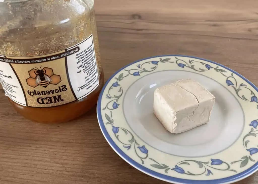 ROZMIEŠAJTE polovicu kocky droždia s medom a zabudnite, čo je VYPADÁVANIE VLASOV a pomalý rast: Uložte si RECEPT!
