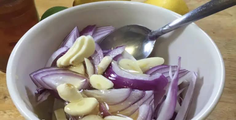 Dajte do misky LEN 1 cibuľu, 2 strúčiky cesnaku, cesnak a nikdy nezabudnite na tento RECEPT: Záchrana na kašeľ, boľavé hrdlo a imunitu!