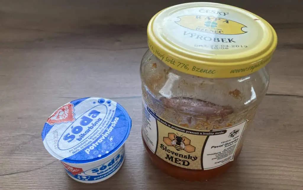 Len sóda bikarbóna, trocha medu a tvár mám opäť ako v 20-tke: Domáci TRIK proti vráskam a škvrnám, funguje lepšie ako chémia!