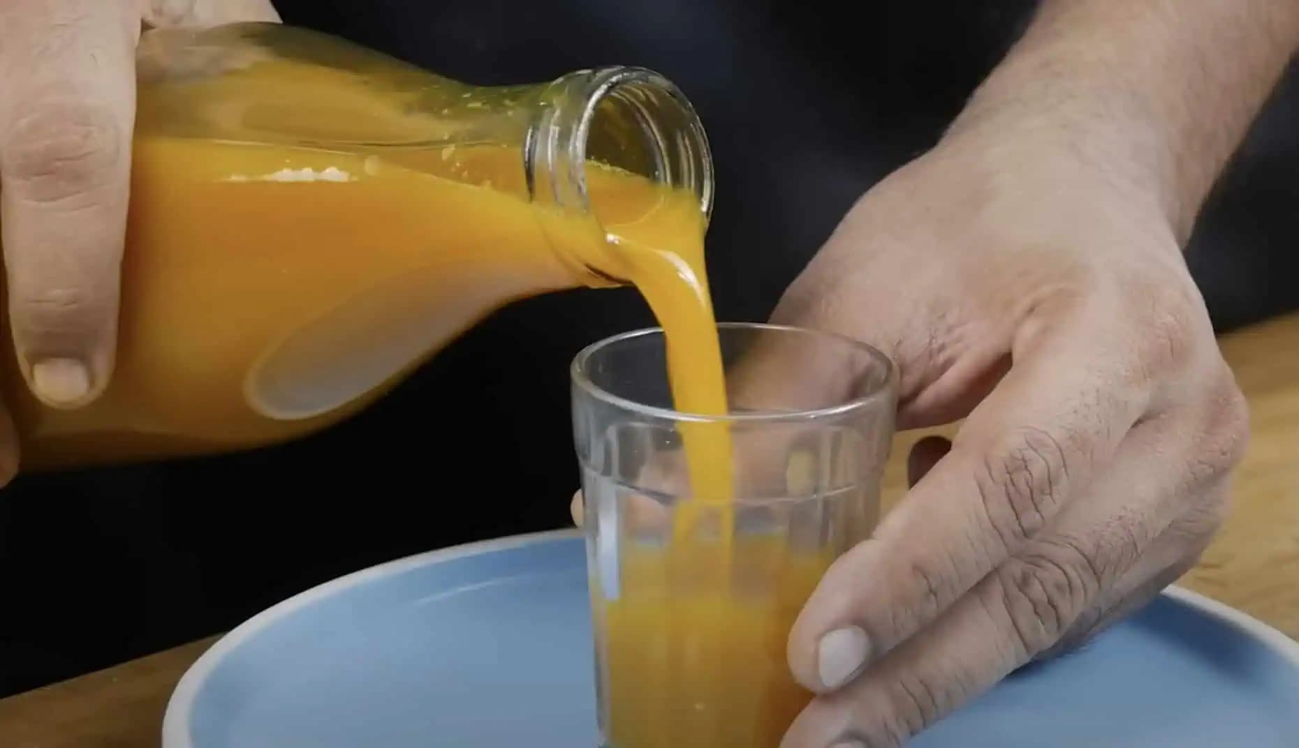 Po 50-tke som si dala dokopy pečeň, zlepšila pamäť aj kĺby: Stačilo LEN pridávať do vody lyžičku tohto ZÁZRAKU!