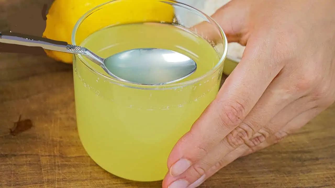 2 lyžice pred spaním a do rána je po chorobe: ZLATÝ liek môjho deda na prechladnutie, zapálené hrdlo aj virózy!