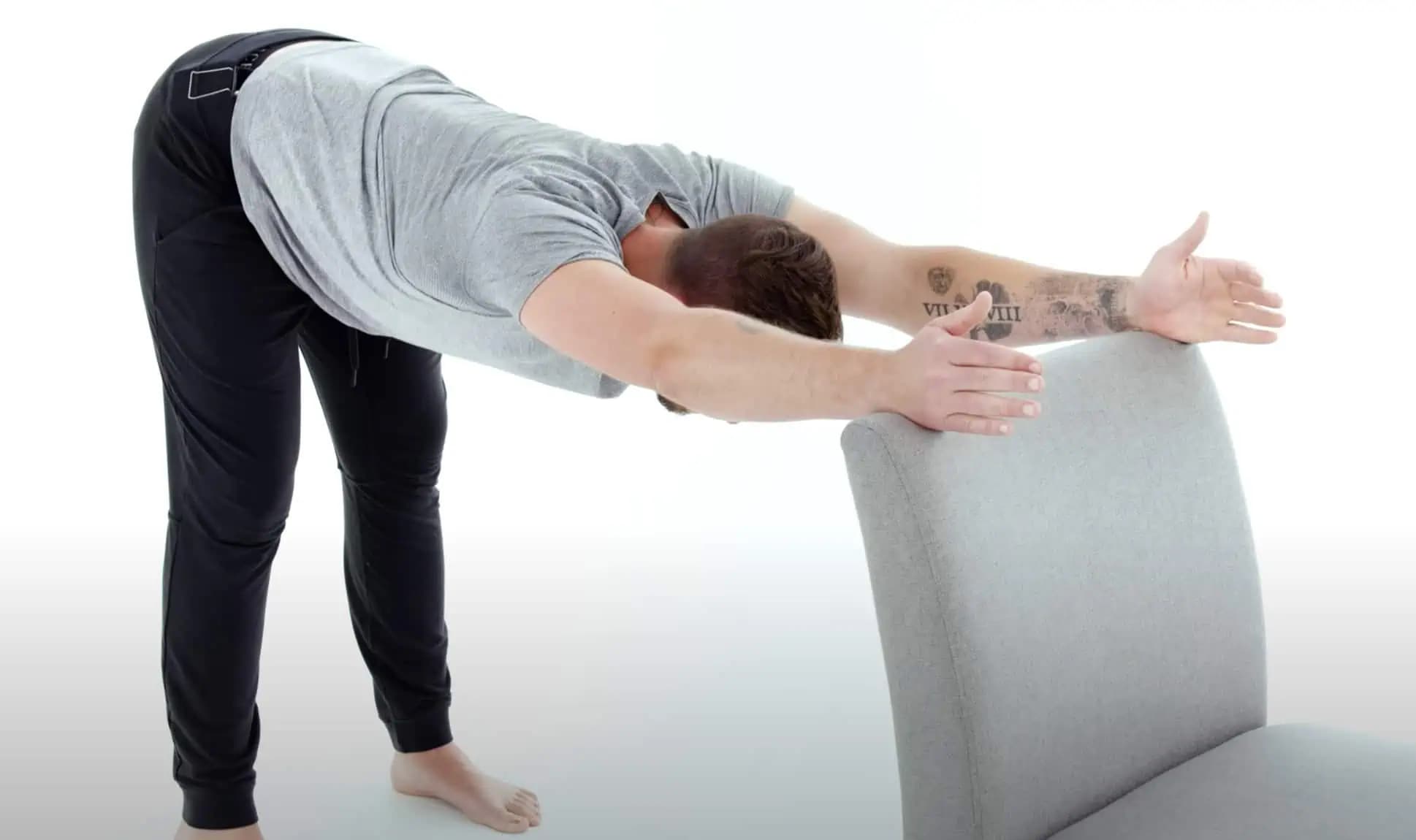 4 DÔLEŽITÉ strečingové cviky, ktoré by ste mali robiť každý deň: Stačí na to obyčajná stolička!