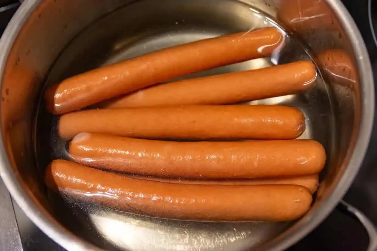 Mnoho ľudí robí pri ohrievaní párkov obrovskú chybu: Kvôli tomu sa menia na jed!