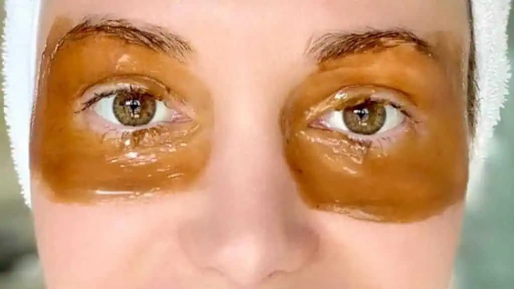 Maska, ktorá VYMAŽE vrásky okolo očí: Používam ju len mesiac a NIKTO nechce veriť môj vek!