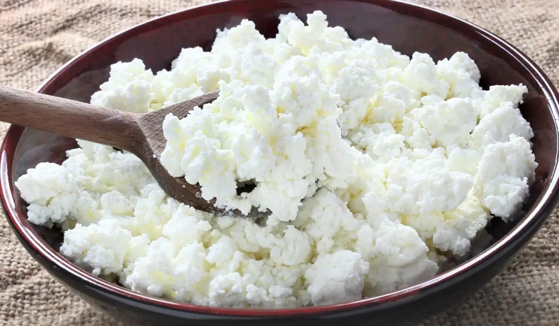 Nikdy to nejedzte s tvarohom: V črevách hnije a kvasí!