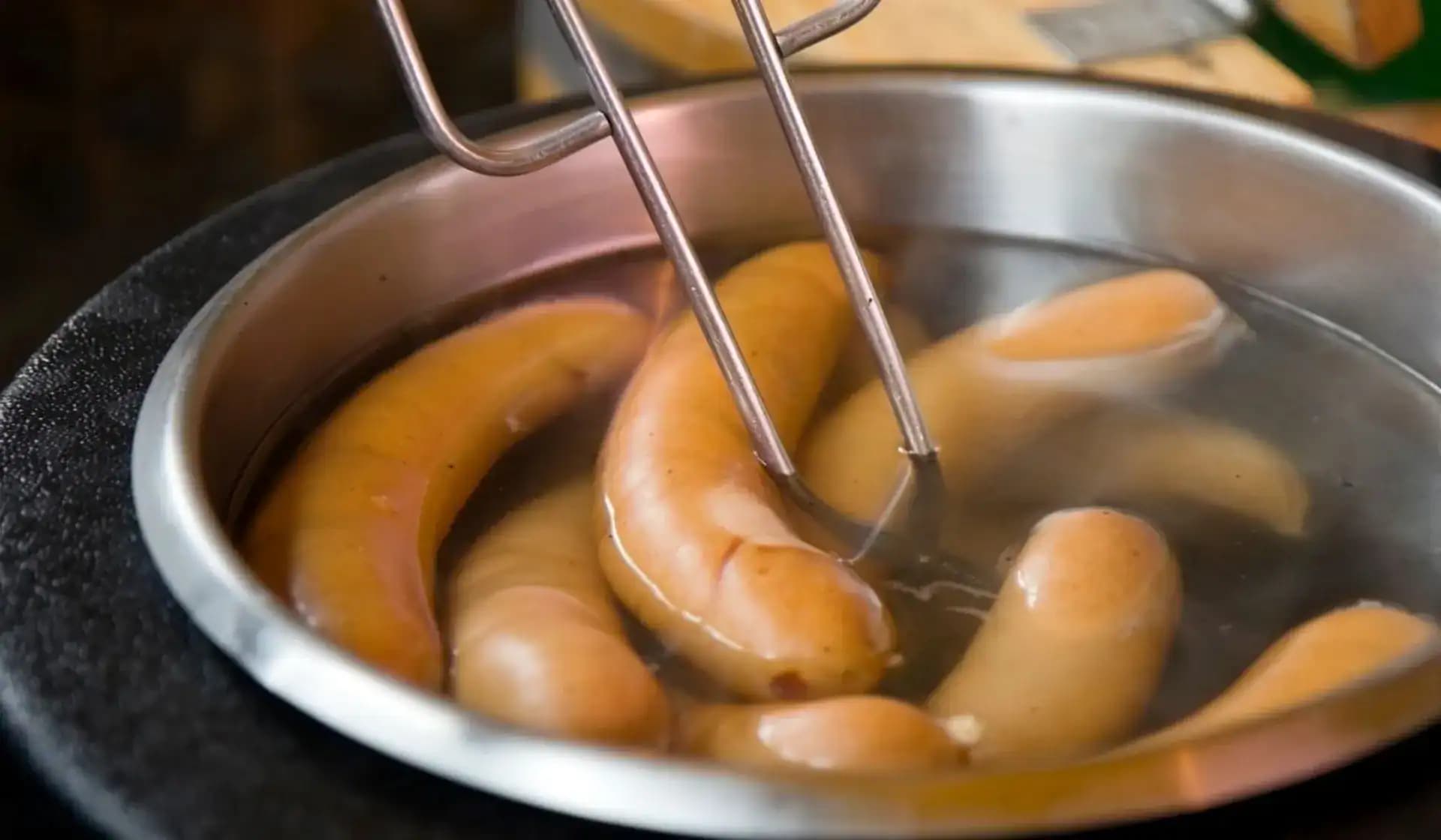 Varíte párky? Vyhnite sa TEJTO chybe, aby ste predišli poškodeniu vášho zdravia.