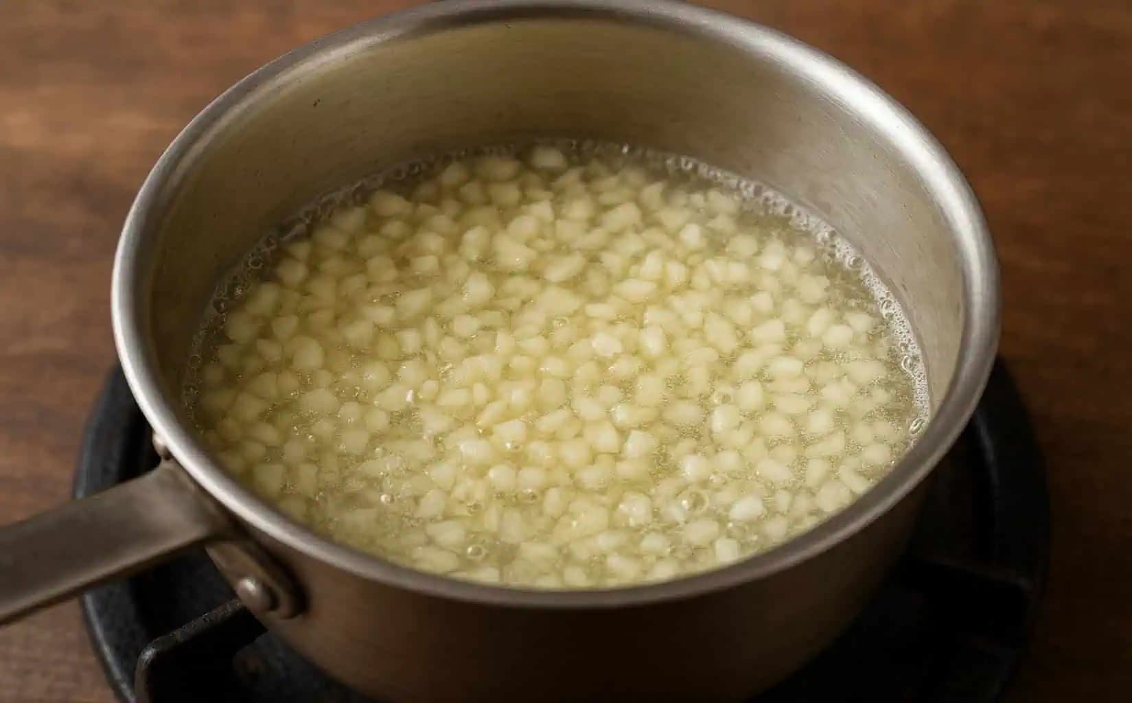 Babka dala nasekaný cesnak do vody s curkom a uvarila ZÁZRAK proti kašľu, chrípke a hlienu v pľúcach!