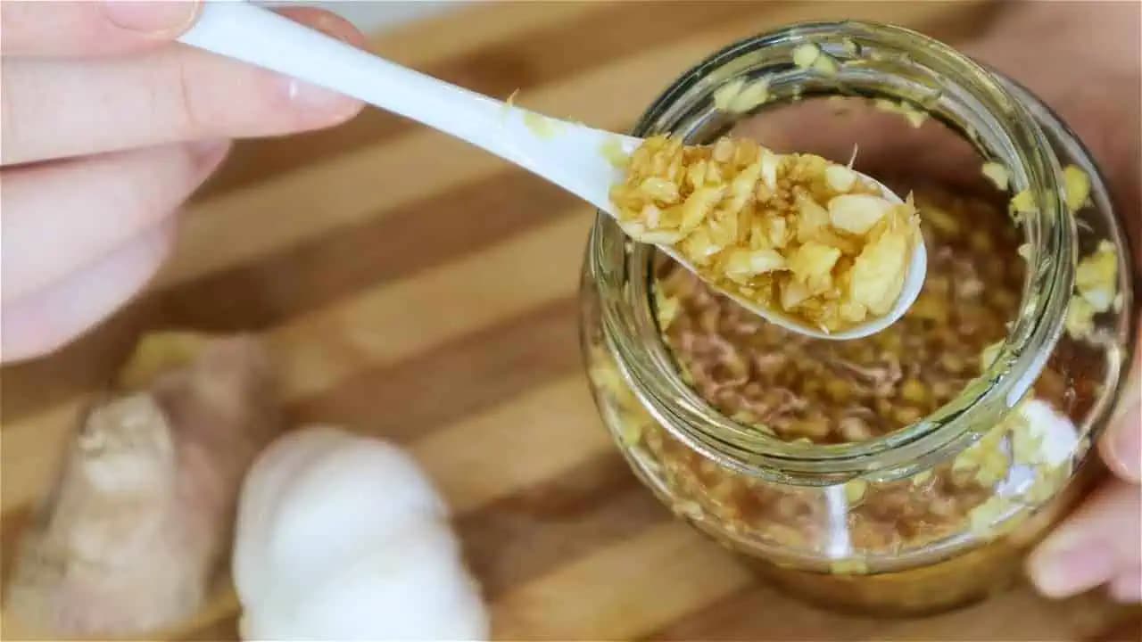 NAJSILNEJŠÍ recept proti chorobám z babkinho zápisníka: Zabraňuje upchávaniu tepien, detoxikuje a čistí pľúca od hlienu (RECEPT)!