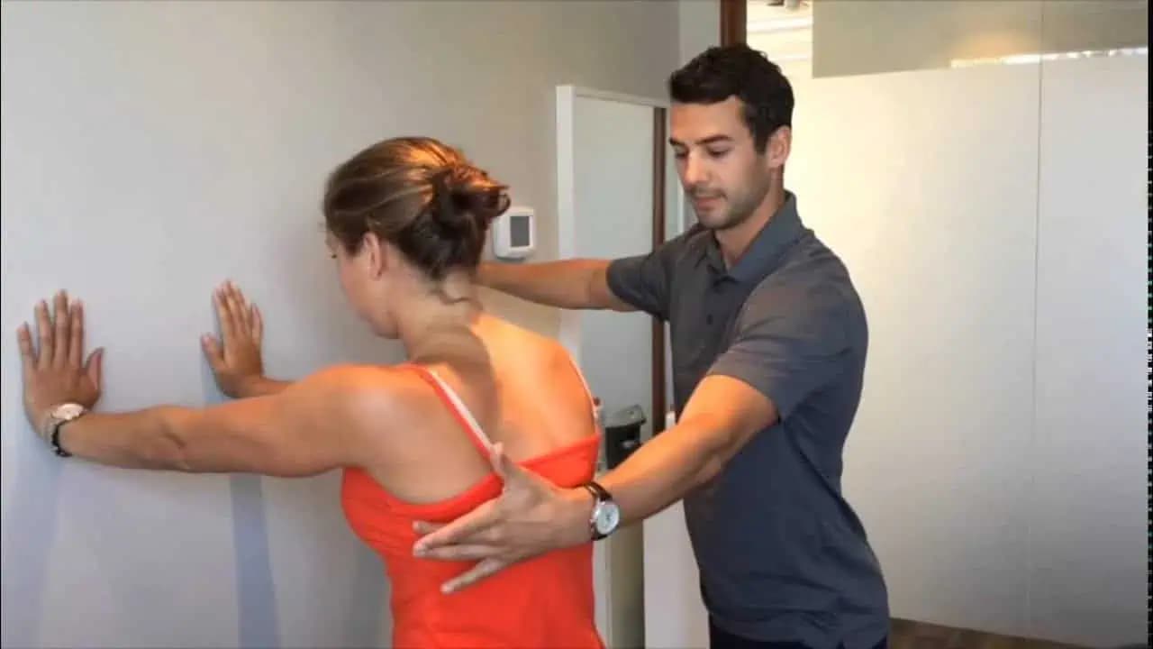 Rada od fyzioterapeuta z Rakúska, zabrala mi neskutočne rýchlo: Záchrana pre každého, koho bolí medzi lopatkami a bolesť mu „strieľa“ do celého tela!