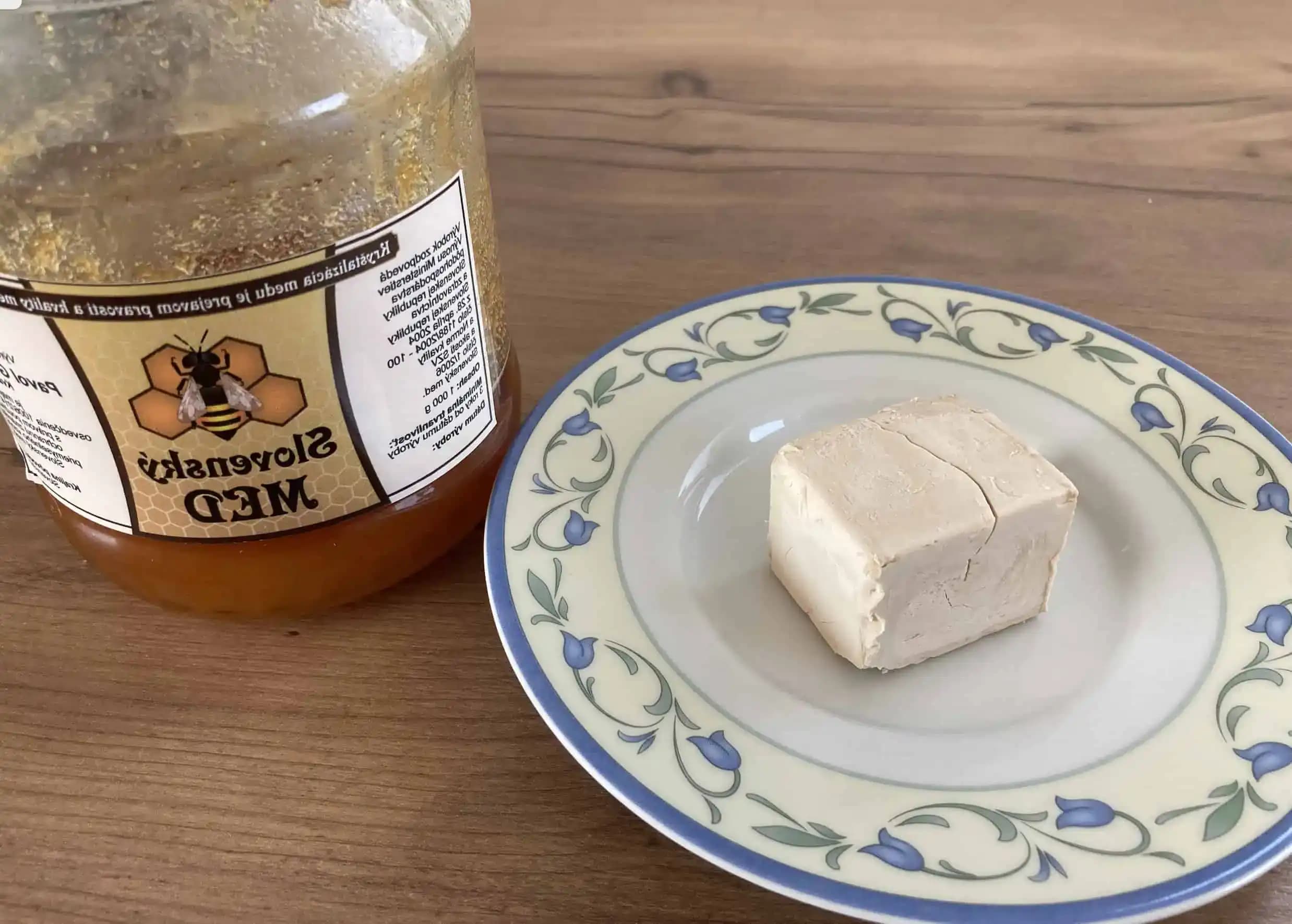 Len droždie, trocha medu a vlasy rastú opäť ako v 20-tke: Domáci trik proti vypadávaniu a rýchly rast, funguje lepšie ako chémia!