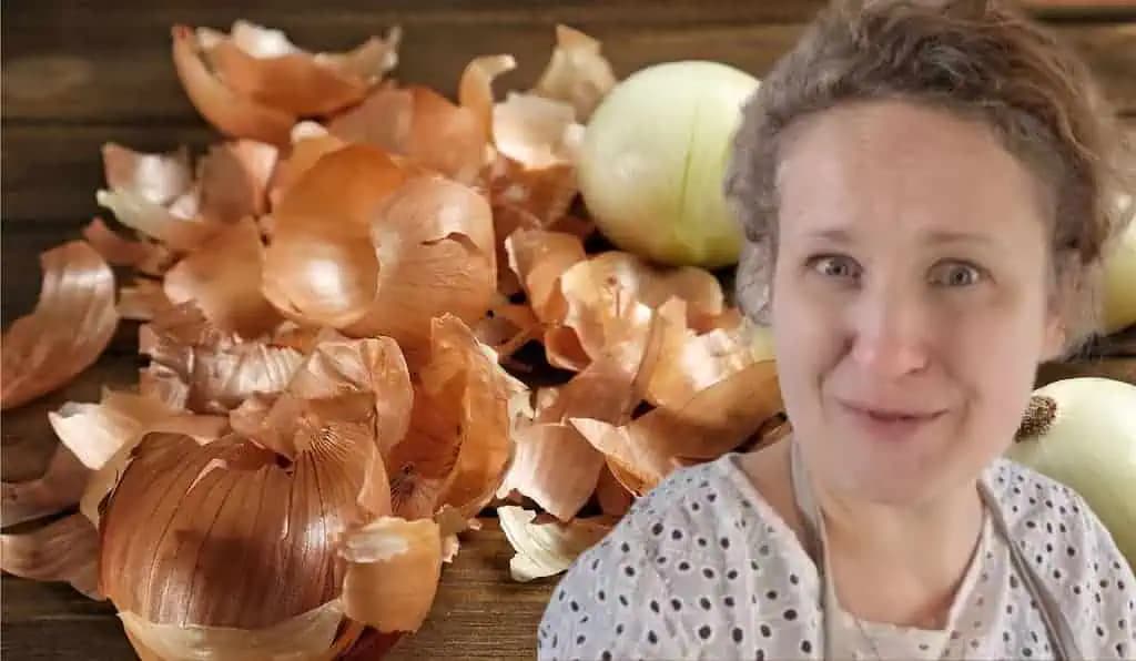 Na tento DRAHÝ doplnok míňame veľa peňazí. Cibuľové šupky stačí zaliať vriacou vodou a efekt bude rovnaký!