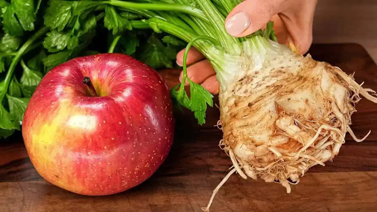 Nemôžem prestať jesť tento šalát! Surový zeler, mrkva a jablko: Recept, s ktorým som schudla 2 kg za týždeň!