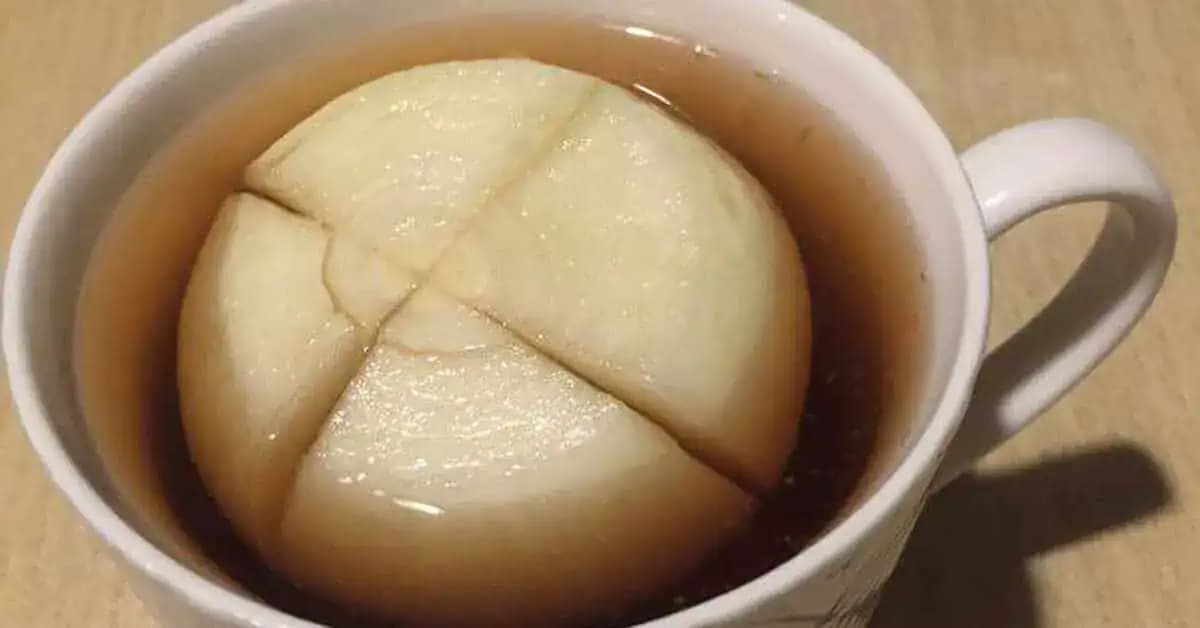 Vezmite cibuľu, nakrojte ju a DAJTE DO ČAJU: Liečivý recept, ktorý je starý 100 rokov!