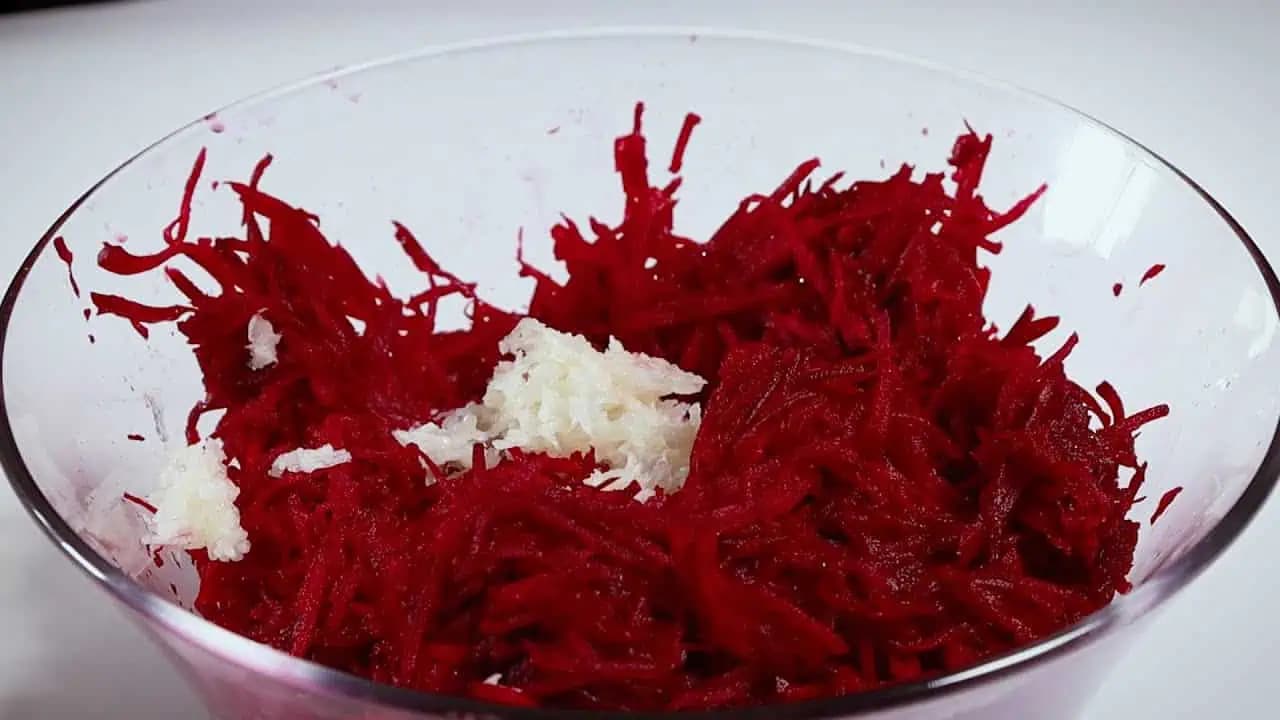 Zmiešajte surovú CVIKLU s CESNAKOM a dobre si strážte tento recept: Záchrana pre zrak, slabú imunitu aj vysoký krvný tlak!