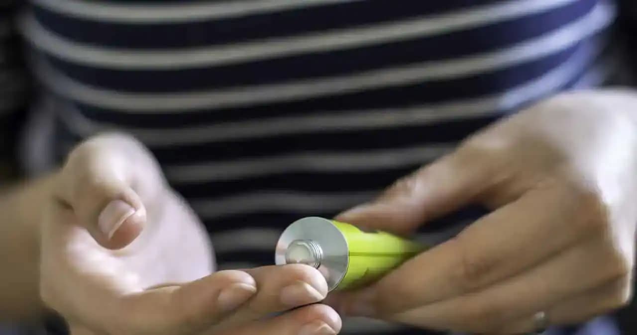 Poznáte túto LACNÚ masť z lekárne? Skoro nikto nevie, že nahradí aj najdrahší krém a vrásky vyhladí, ako ŽEHLIČKA!