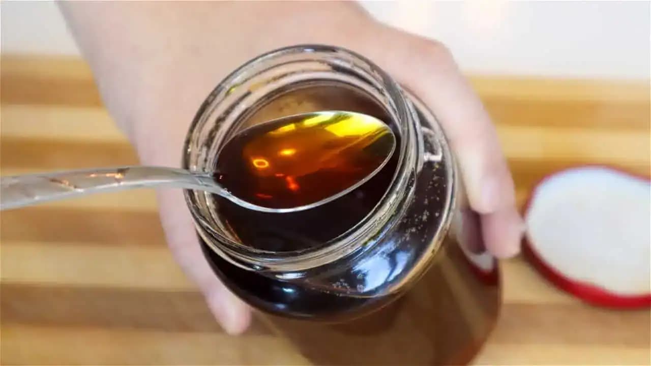 Zabudnite na cibuľový čaj a cesnak: Tento starý recept zaberá na suchý KAŠEĽ a skoro nikto ho nepozná!