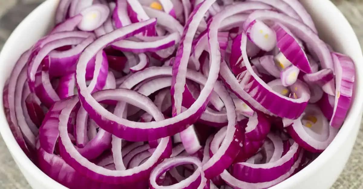 Červená cibuľa dokáže spevniť kosti a vyčistí pečeň: Ak si ňou však raz za čas potretie hrdlo, môžete čakať tento úžasný efekt!