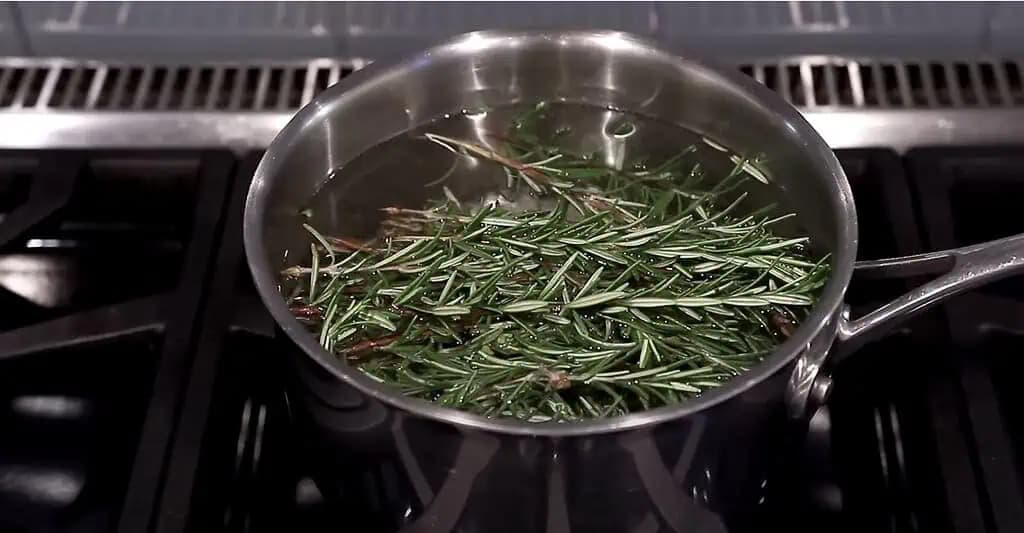 Dajte variť rozmarín s bobkovým listom, klinčekmi a nikdy nezabudnite na tento recept: Záchrana pri vypadávaní vlasov!