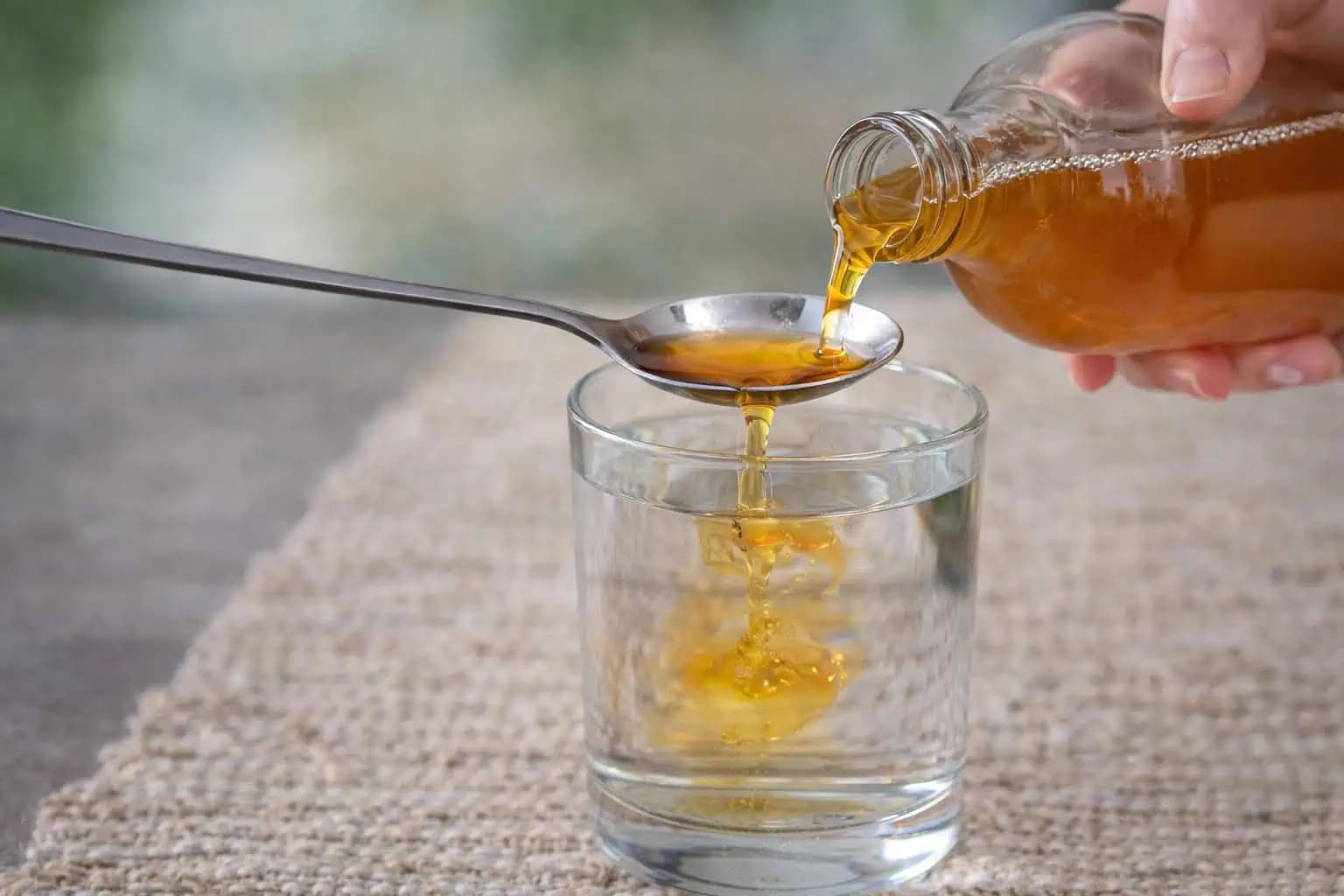 Pridajte JEDNU čajovú lyžičku do rannej vody: Váš metabolizmus sa okamžite naštartuje!