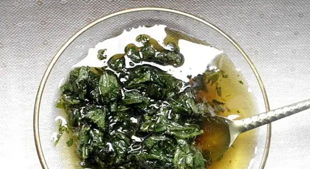 MED A ŽIHĽAVA: Len 2 lyžičky odstránia bolesťou hlavy, prečistia krv a pomôžu žlčníku aj pečeni!