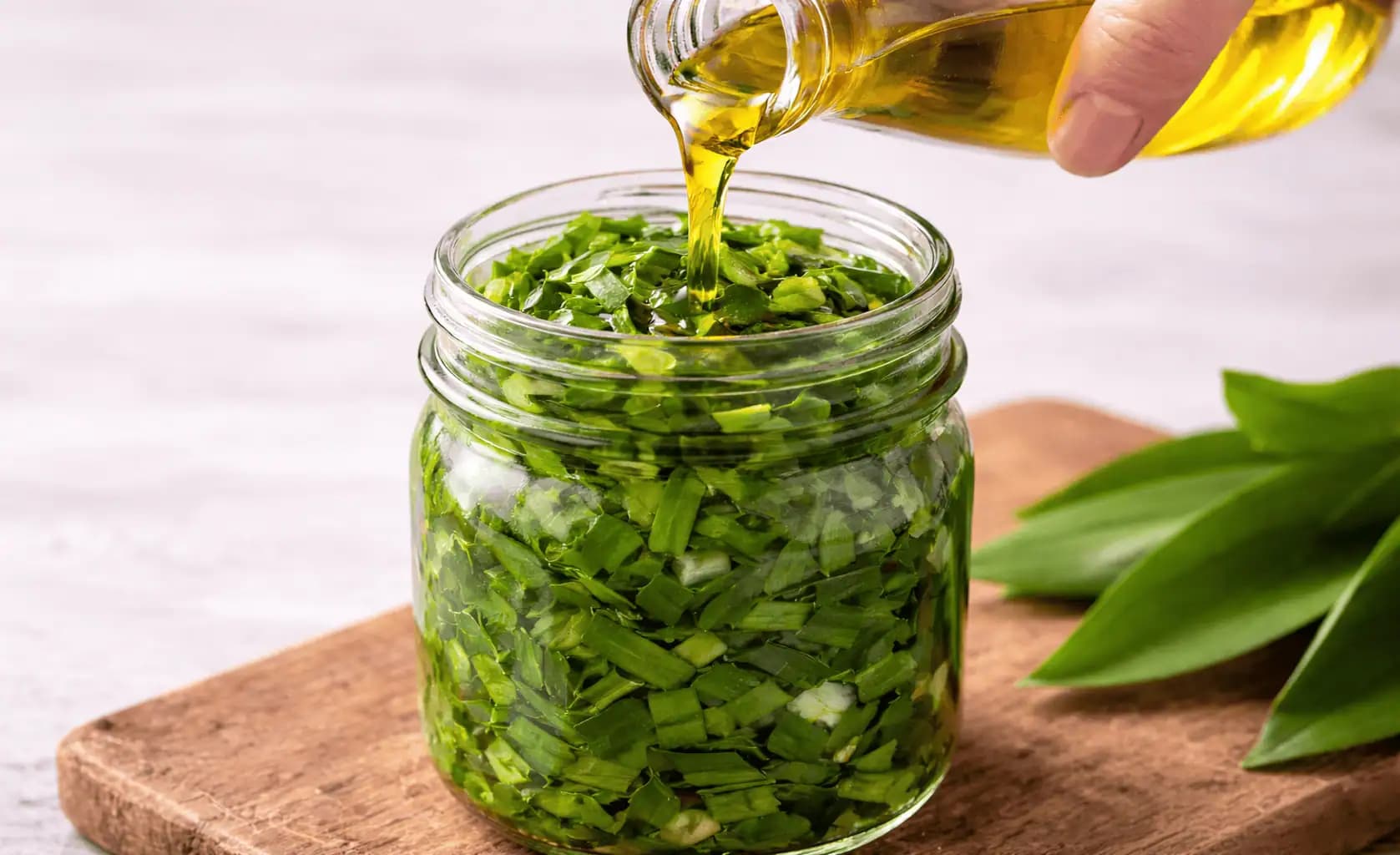 Medvedí cesnak v oleji je najmocnejším LIEKOM jari: Takto jednoducho ho pripravíte!