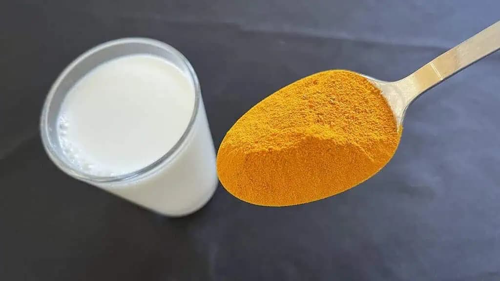 Mlieko má doma každý: Viete, čo dokáže, keď v ňom rozmiešate LEN jednu lyžičku KURKUMY?