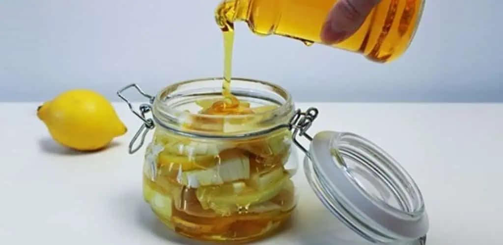 Mama ma učila, že CIBUĽA s medom a kurkumou tíši najhorší kašeľ a čistí pľúca za 1 noc: Pomôže aj dlhoročným fajčiarom, tu je recept!