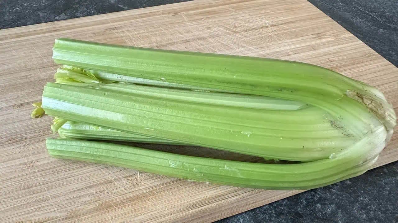 Čistí pečeň a je to väčšia sila ako cesnak a citrón! Všímajte si túto časť zeleru!